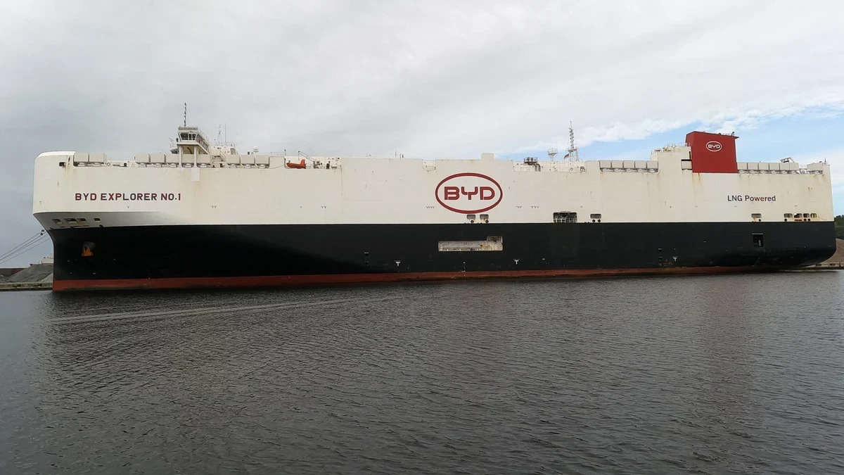 Корабът автовоз BYD EXPLORER NO.1, акостирал на кей, с логото на BYD върху белия корпус.
