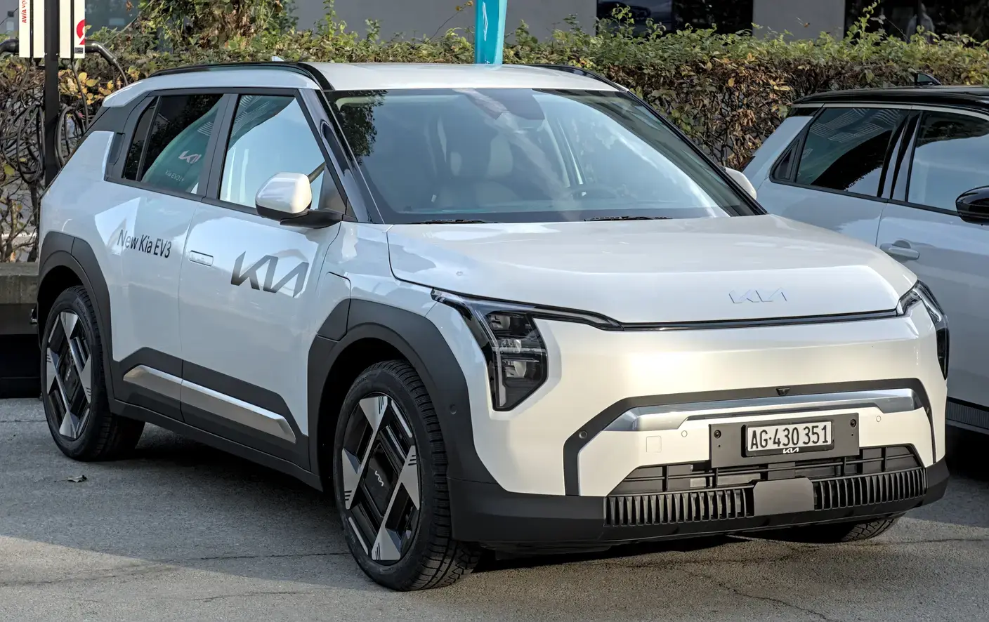 Kia EV3 GT-Line, компактен електрически кросоувър, изложен на автомобилен салон